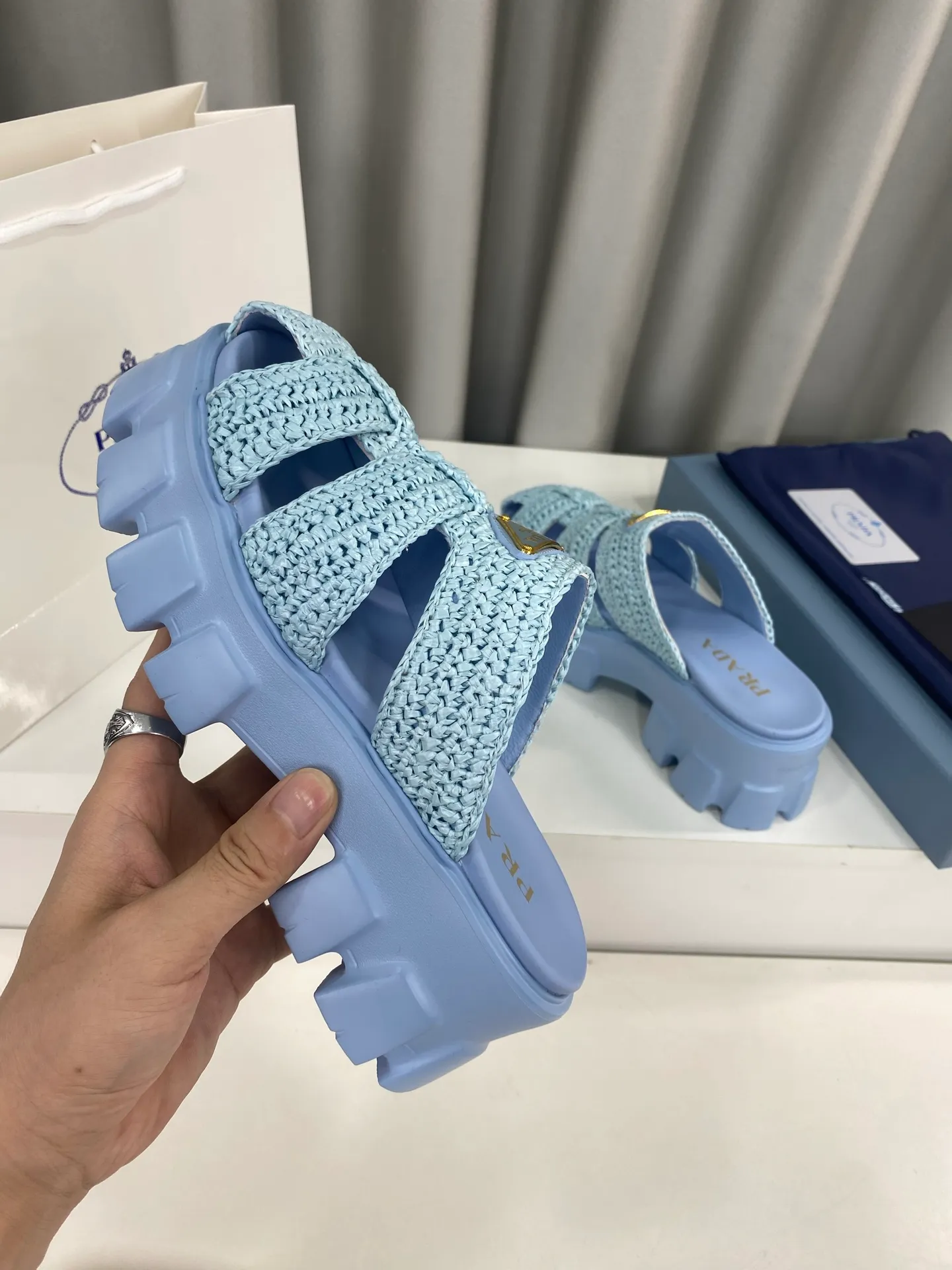 👟👟Ex-factory price 520👟👟 Prada's latest bamboo cage weaving thick-soled triangle buckle sandals☑️ Latest environmentally friendly PP material, fully hand-crocheted, just like knitting sweaters, slow work and meticulous work, retro fashionable thick-soled shoes, with woven uppers, making the whole pair of shoes light and comfortable, bright colors, satisfying various choices for fashionable people with different styles! The iconic metal triangle logo is paired with the shape of ancient beach sandals. Every design element is fashionable! Size: Women's 35-39 (34, 40, custom-made, non-returnable) Full set of counter original packaging